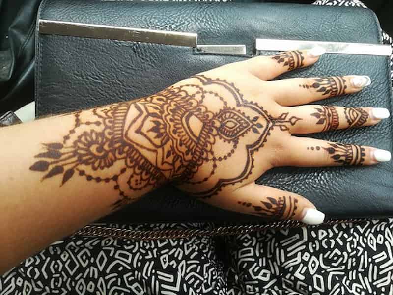 تصویر 2 از حنا هندی فندقی طبیعی با تناژ رنگی زیبا برای موها